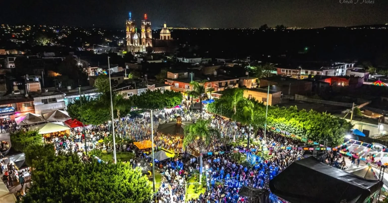 Fiesta en la plaza de Atotonilquillo