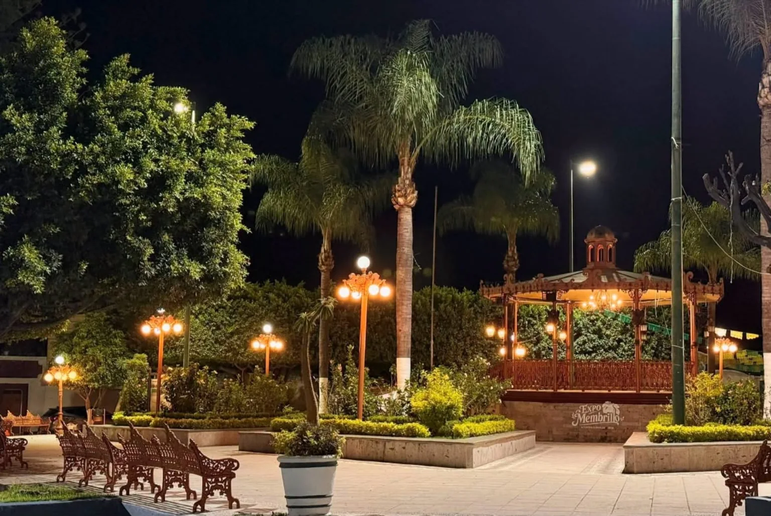 Plaza principal de noche